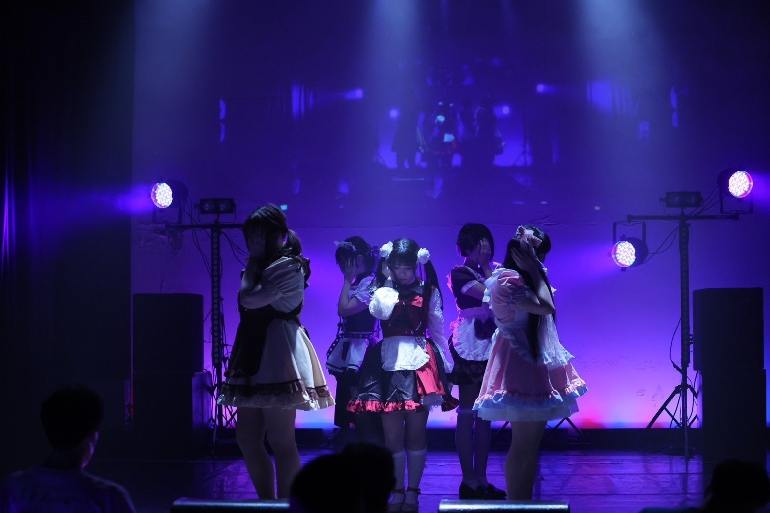 メイド姿になった燃えこれ学園のメンバーたちが定期公演で届けた、バレンタインのチョコ以上に甘いときめき。 6 メイド姿になった燃えこれ学園のメンバーたちが定期公演で届けた、バレンタインのチョコ以上に甘いときめき。