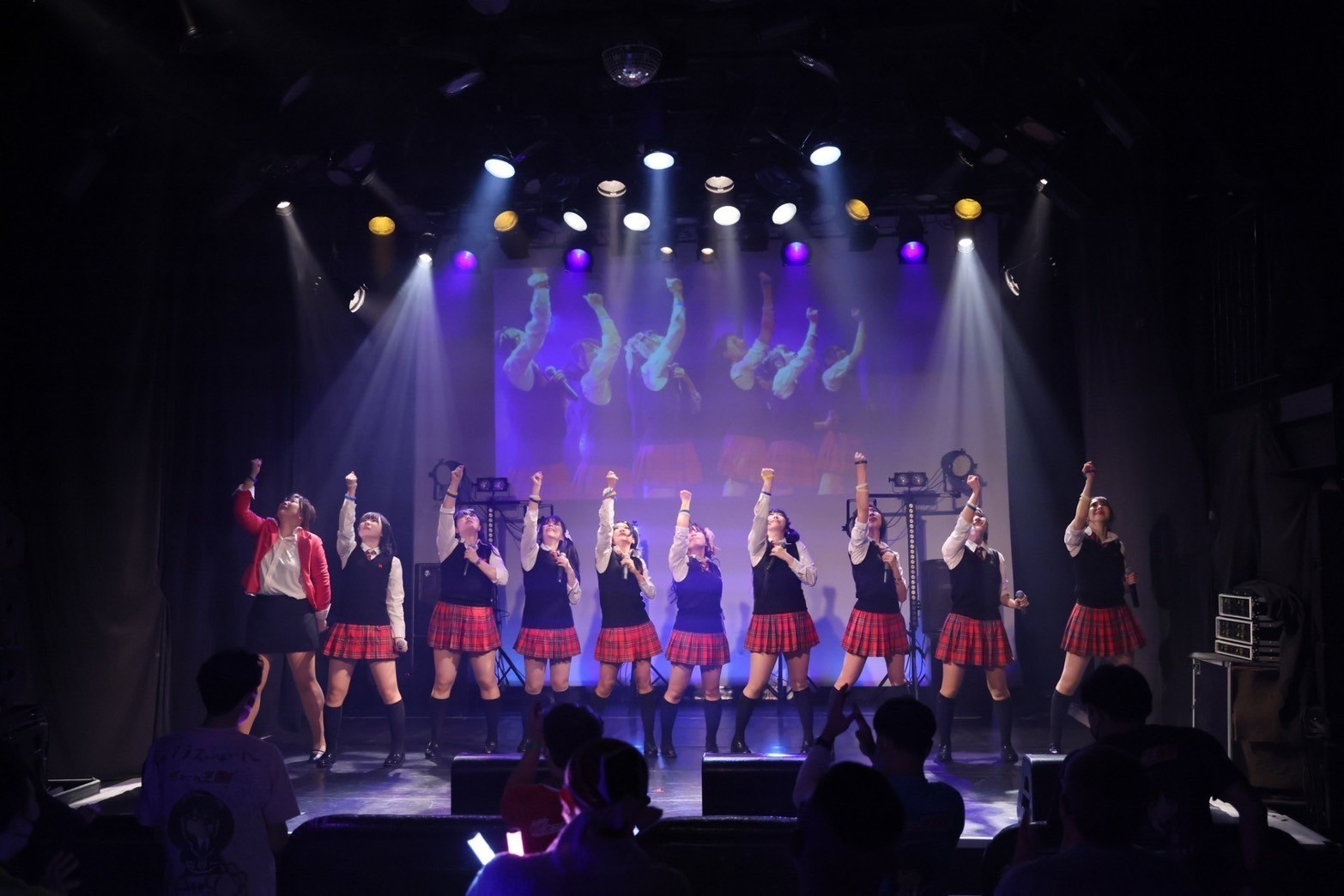 メイド姿になった燃えこれ学園のメンバーたちが定期公演で届けた、バレンタインのチョコ以上に甘いときめき。 7 メイド姿になった燃えこれ学園のメンバーたちが定期公演で届けた、バレンタインのチョコ以上に甘いときめき。