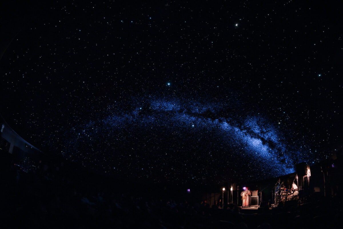 宇宙に瞬く星の光と、リーガルリリーと。コニカミノルタプラネタリアYOKOHAMAで開催された、一夜限りのプレミアムライブ