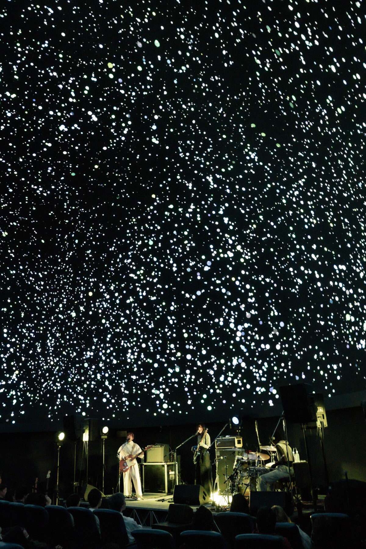 宇宙に瞬く星の光と、リーガルリリーと。コニカミノルタプラネタリアYOKOHAMAで開催された、一夜限りのプレミアムライブ