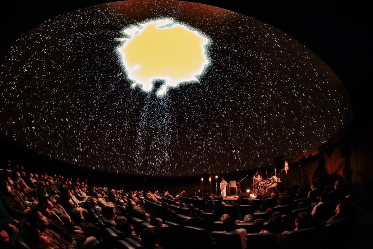 宇宙に瞬く星の光と、リーガルリリーと。コニカミノルタプラネタリアYOKOHAMAで開催された、一夜限りのプレミアムライブ