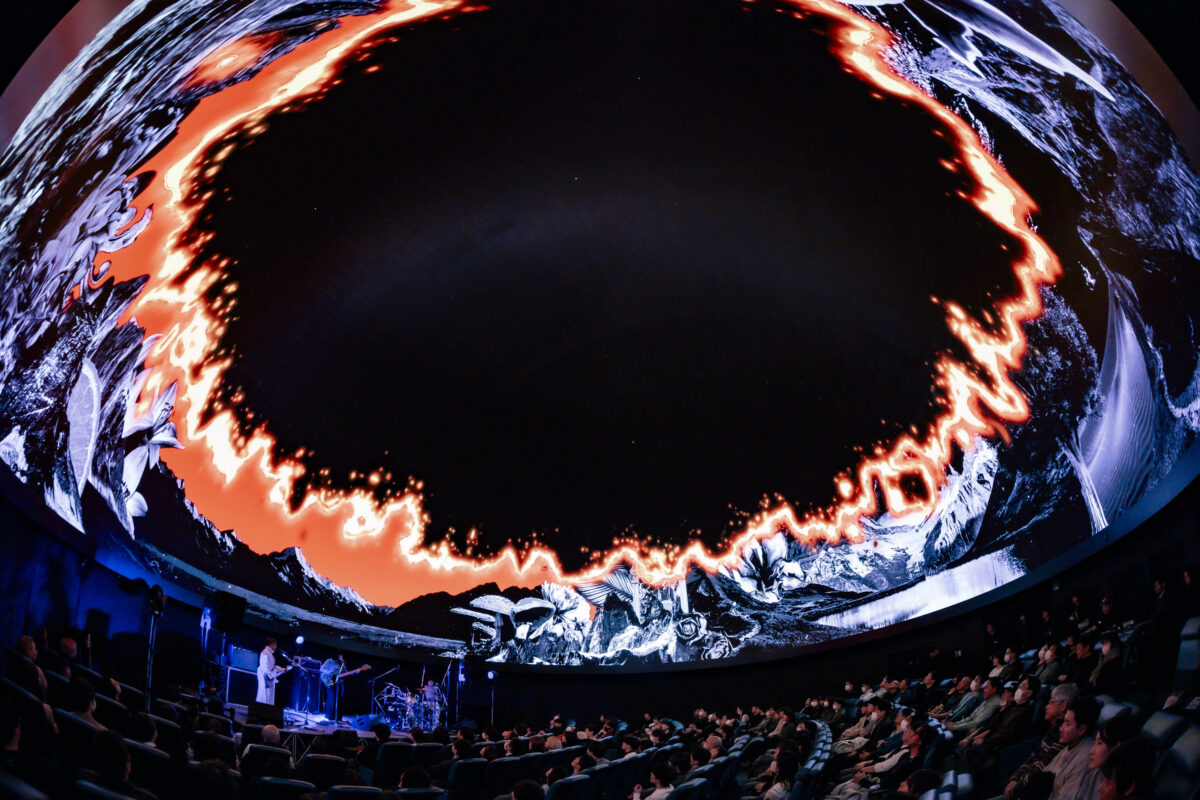 宇宙に瞬く星の光と、リーガルリリーと。コニカミノルタプラネタリアYOKOHAMAで開催された、一夜限りのプレミアムライブ