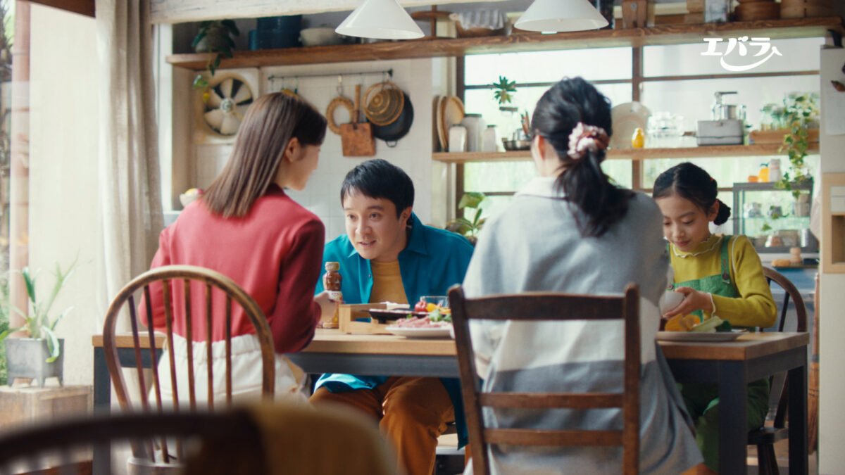 4年に1度の“にっこり肉の日(2月29日)”から放送開始! エバラ食品 新商品「黄金の味 濃厚焙煎ごま」と「焼肉ザクだれ 塩だれガーリック」新CMに濱田岳、桜田ひよりが初出演！