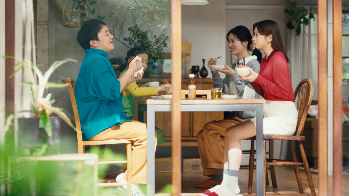 4年に1度の“にっこり肉の日(2月29日)”から放送開始! エバラ食品 新商品「黄金の味 濃厚焙煎ごま」と「焼肉ザクだれ 塩だれガーリック」新CMに濱田岳、桜田ひよりが初出演！