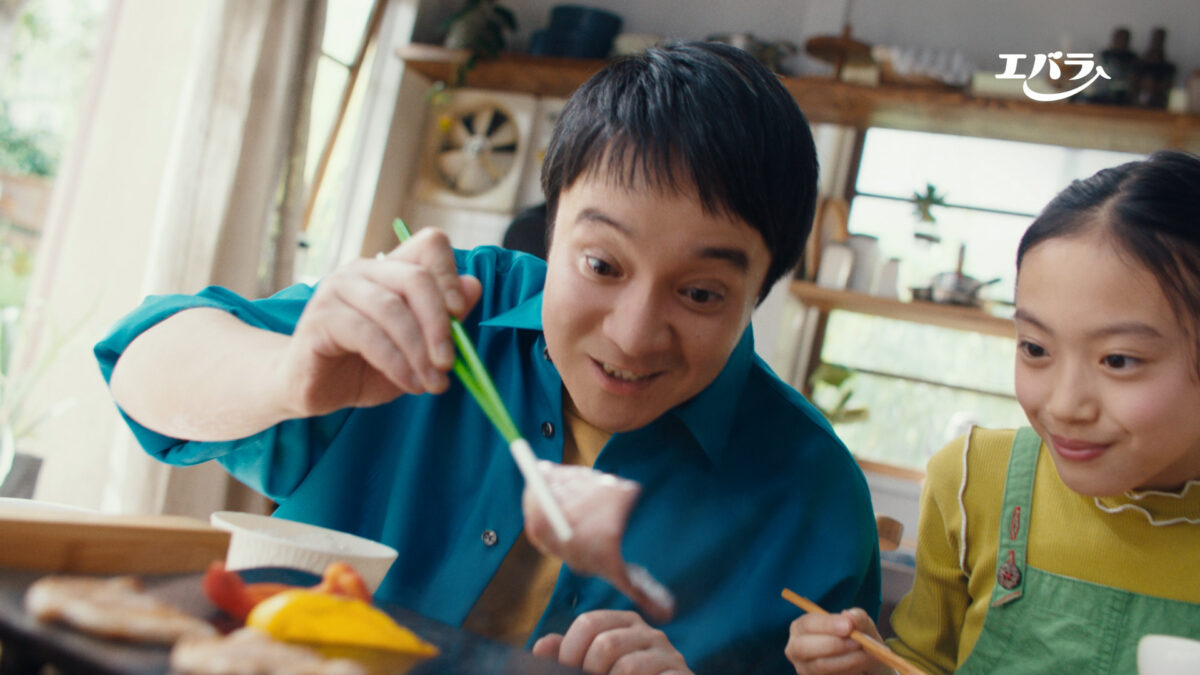 4年に1度の“にっこり肉の日(2月29日)”から放送開始! エバラ食品 新商品「黄金の味 濃厚焙煎ごま」と「焼肉ザクだれ 塩だれガーリック」新CMに濱田岳、桜田ひよりが初出演！