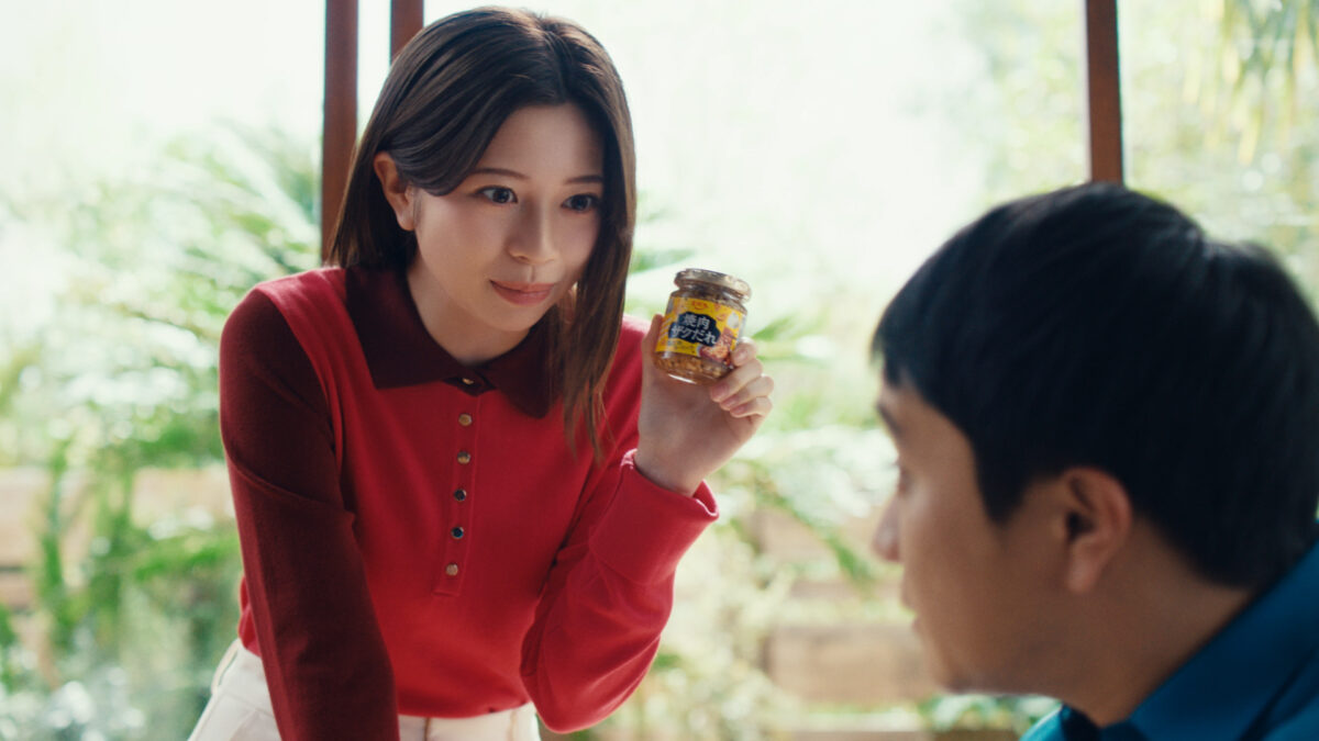 4年に1度の“にっこり肉の日(2月29日)”から放送開始! エバラ食品 新商品「黄金の味 濃厚焙煎ごま」と「焼肉ザクだれ 塩だれガーリック」新CMに濱田岳、桜田ひよりが初出演！