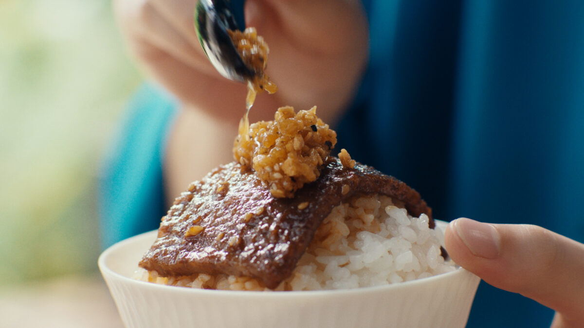 4年に1度の“にっこり肉の日(2月29日)”から放送開始! エバラ食品 新商品「黄金の味 濃厚焙煎ごま」と「焼肉ザクだれ 塩だれガーリック」新CMに濱田岳、桜田ひよりが初出演！