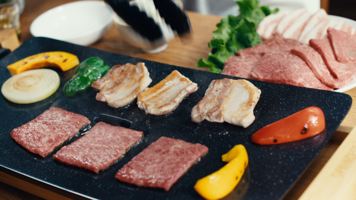 4年に1度の“にっこり肉の日(2月29日)”から放送開始! エバラ食品 新商品「黄金の味 濃厚焙煎ごま」と「焼肉ザクだれ 塩だれガーリック」新CMに濱田岳、桜田ひよりが初出演！