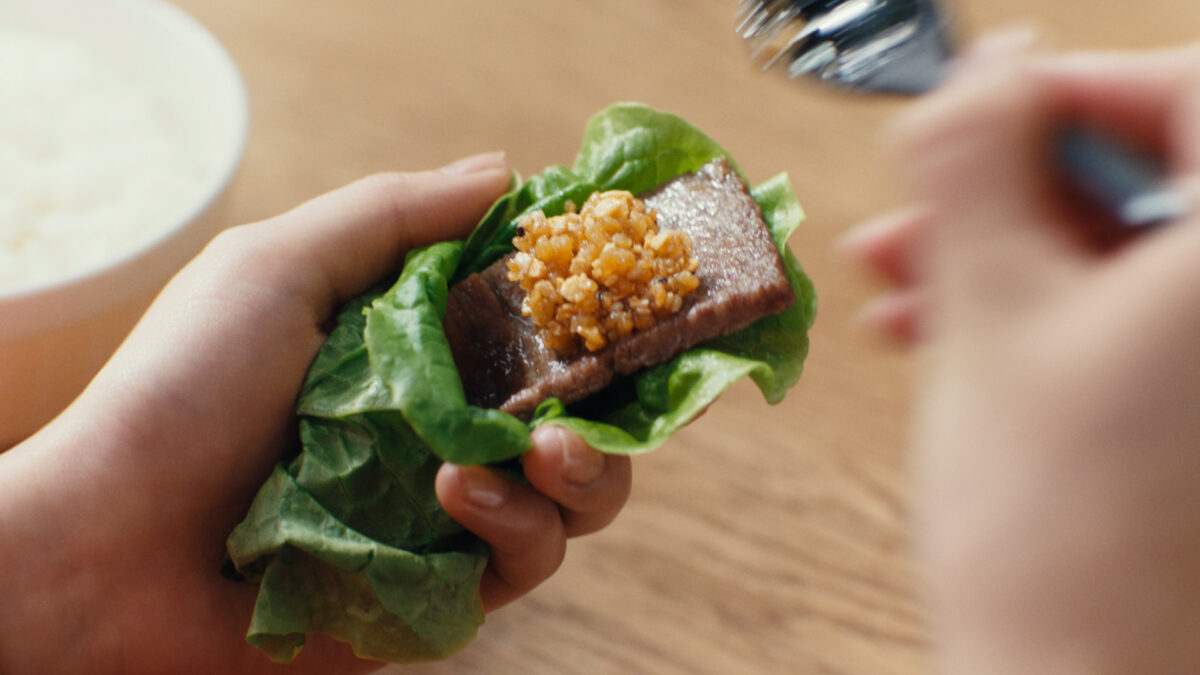 4年に1度の“にっこり肉の日(2月29日)”から放送開始! エバラ食品 新商品「黄金の味 濃厚焙煎ごま」と「焼肉ザクだれ 塩だれガーリック」新CMに濱田岳、桜田ひよりが初出演！