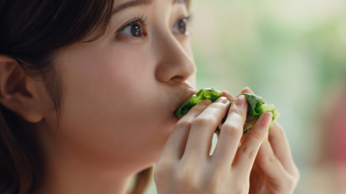 4年に1度の“にっこり肉の日(2月29日)”から放送開始! エバラ食品 新商品「黄金の味 濃厚焙煎ごま」と「焼肉ザクだれ 塩だれガーリック」新CMに濱田岳、桜田ひよりが初出演！