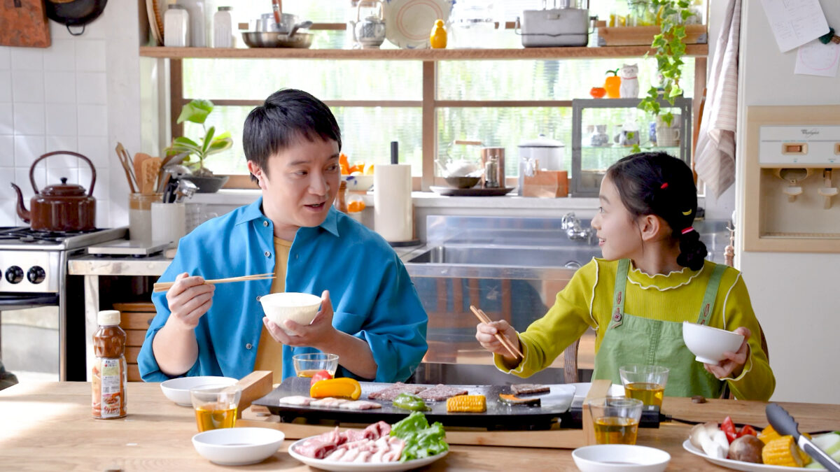 4年に1度の“にっこり肉の日(2月29日)”から放送開始! エバラ食品 新商品「黄金の味 濃厚焙煎ごま」と「焼肉ザクだれ 塩だれガーリック」新CMに濱田岳、桜田ひよりが初出演！