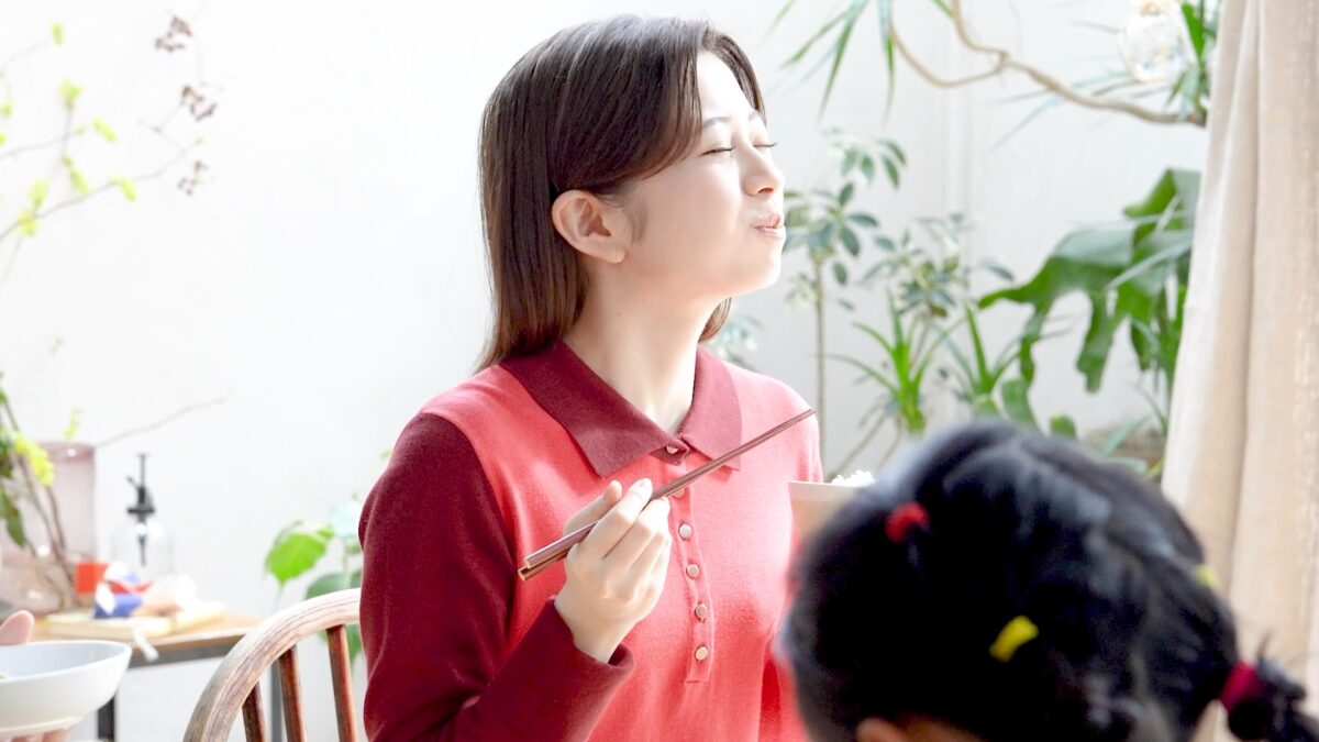 4年に1度の“にっこり肉の日(2月29日)”から放送開始! エバラ食品 新商品「黄金の味 濃厚焙煎ごま」と「焼肉ザクだれ 塩だれガーリック」新CMに濱田岳、桜田ひよりが初出演！