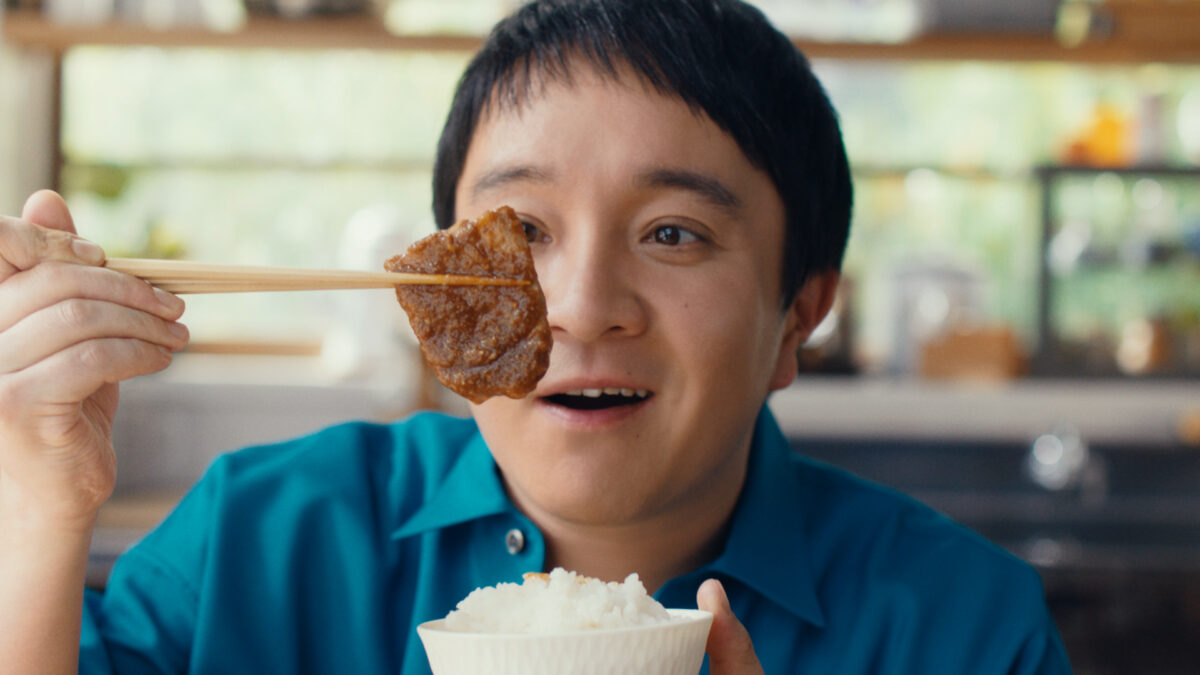 4年に1度の“にっこり肉の日(2月29日)”から放送開始! エバラ食品 新商品「黄金の味 濃厚焙煎ごま」と「焼肉ザクだれ 塩だれガーリック」新CMに濱田岳、桜田ひよりが初出演！