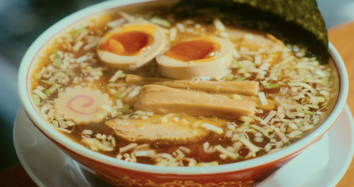 MONKEY MAJIK、行きつけのラーメン店で撮影した「The Good Life」のMVを公開 （ドラマ「地球の歩き方」エンディングテーマ）