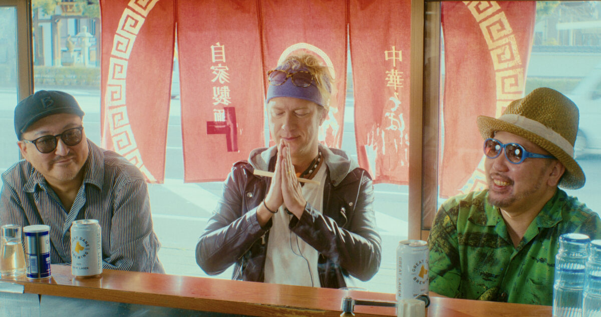 MONKEY MAJIK、行きつけのラーメン店で撮影した「The Good Life」のMVを公開 （ドラマ「地球の歩き方」エンディングテーマ）