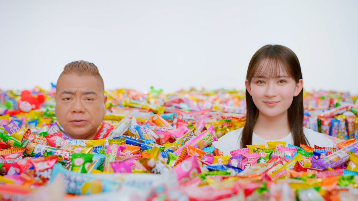 約6,000本のプチに埋もれながら！？出川哲朗と2024年大注目の女優・畑芽育が驚きのセットでCM初共演！撮影したメイキング＆インタビュー映像も必見！