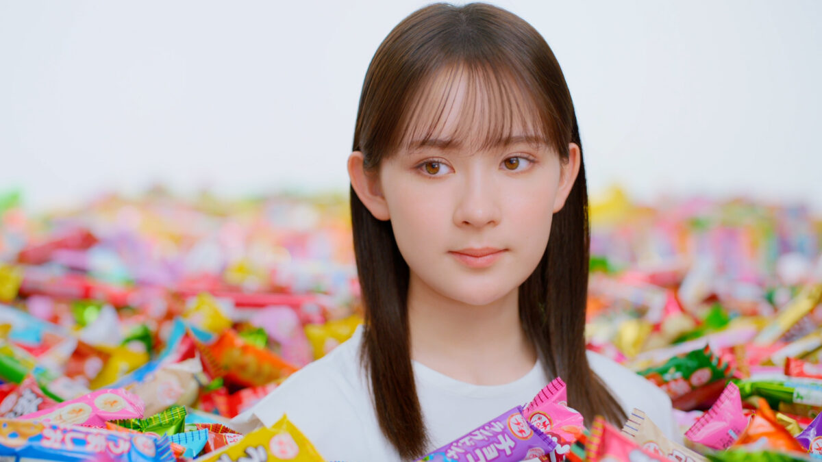 約6,000本のプチに埋もれながら！？出川哲朗と2024年大注目の女優・畑芽育が驚きのセットでCM初共演！撮影したメイキング＆インタビュー映像も必見！