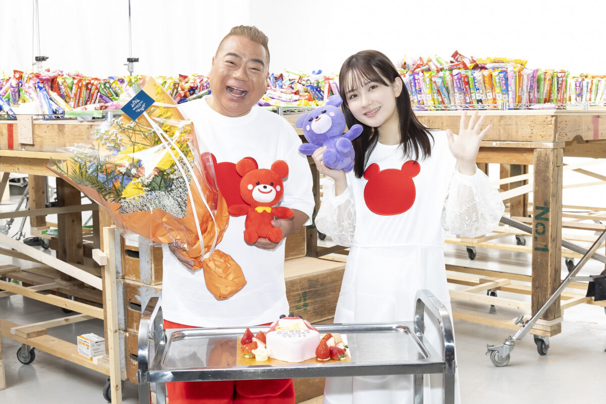 約6,000本のプチに埋もれながら！？出川哲朗と2024年大注目の女優・畑芽育が驚きのセットでCM初共演！撮影したメイキング＆インタビュー映像も必見！