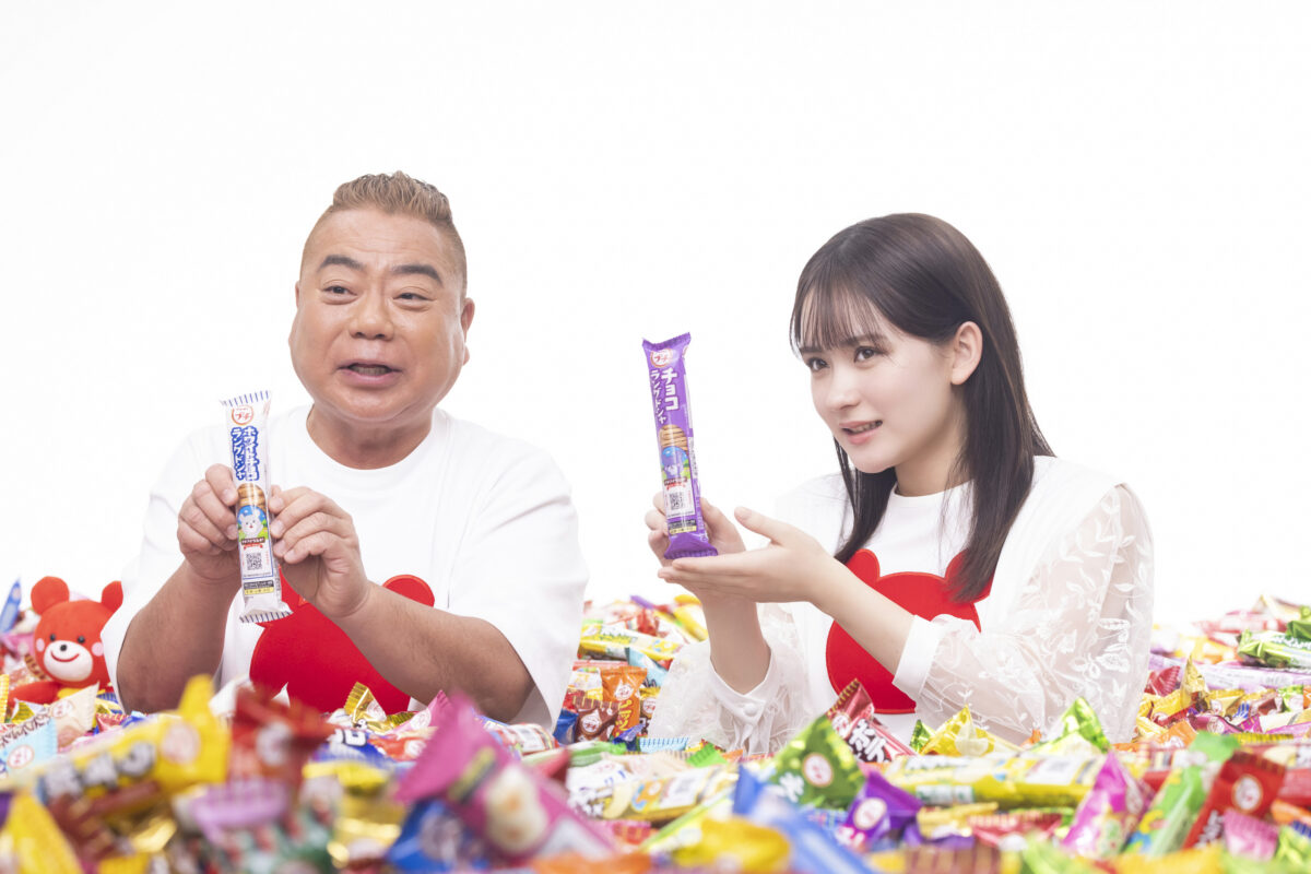 約6,000本のプチに埋もれながら！？出川哲朗と2024年大注目の女優・畑芽育が驚きのセットでCM初共演！撮影したメイキング＆インタビュー映像も必見！