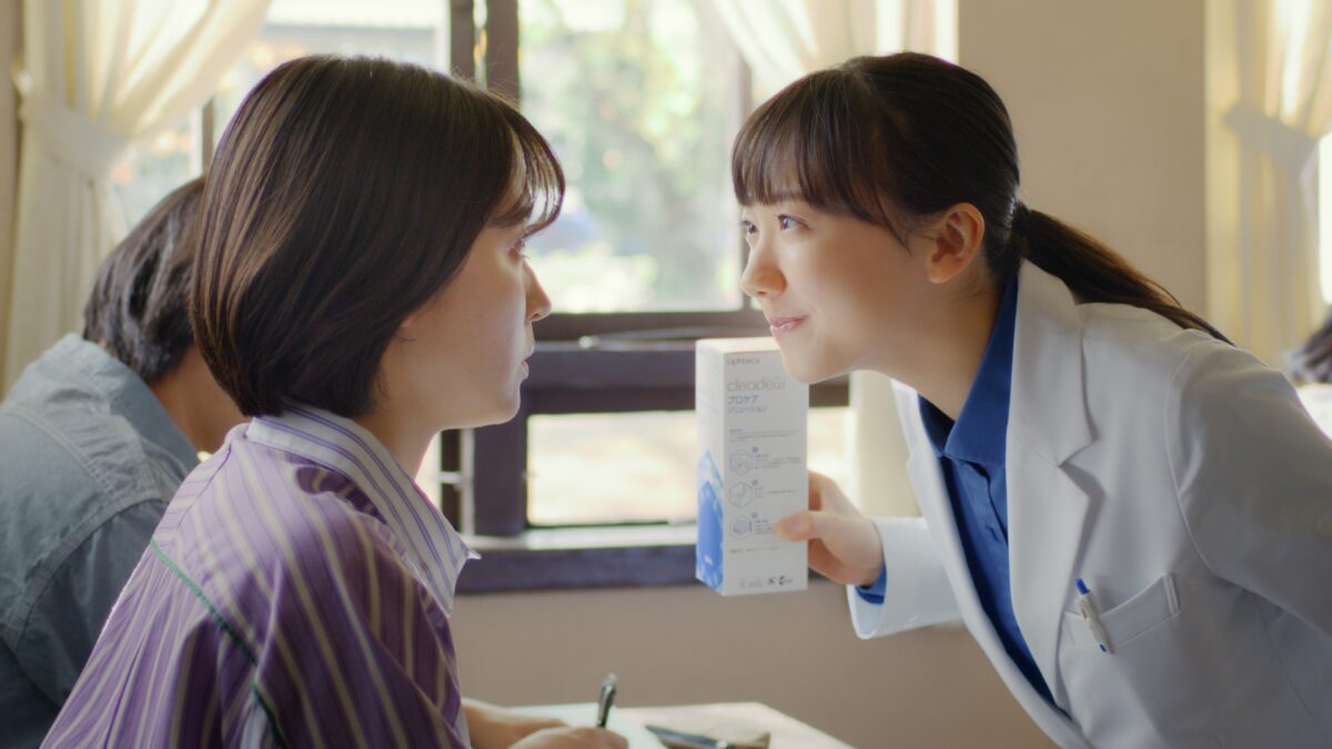 芦田愛菜 『クリアデュー』新CM発表会に新CM衣装の白衣姿で登場！ ぷるんとうるおうを略して「ぷるおい」ぜひ覚えて！