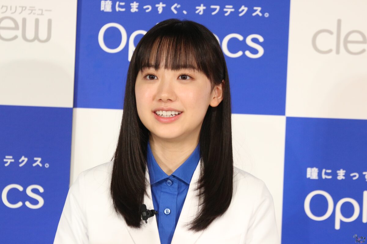 芦田愛菜 『クリアデュー』新CM発表会に新CM衣装の白衣姿で登場！ ぷるんとうるおうを略して「ぷるおい」ぜひ覚えて！