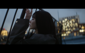 鈴木愛理、プロデューサー/トラックメーカーに☆Taku Takahashi(m-flo)、ラッパーに空音を迎えた「恋におちたら」カバー、本日配信リリース＆MV公開！！