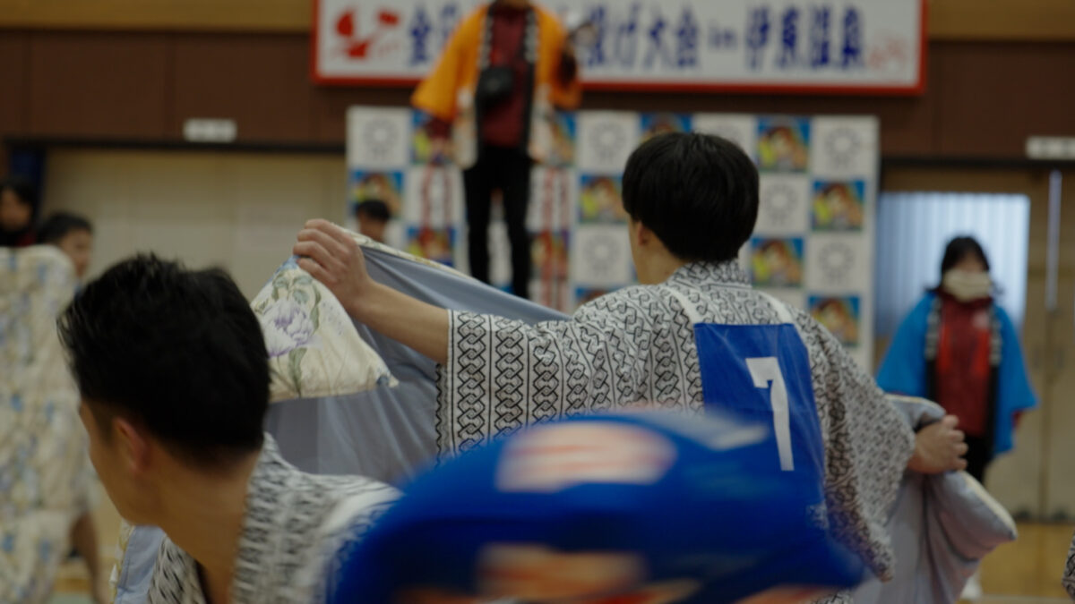 「第 12 回全日本まくら投げ大会 in 伊東温泉」の公式アンバサダーに AKB48 から、18期研究生 工藤華純・久保姫菜乃・成田香姫奈の3名が就任！ AKB48 18期研究生 成田香姫奈がピンクの浴衣姿で始球式ならぬ始枕式にチャレンジ！