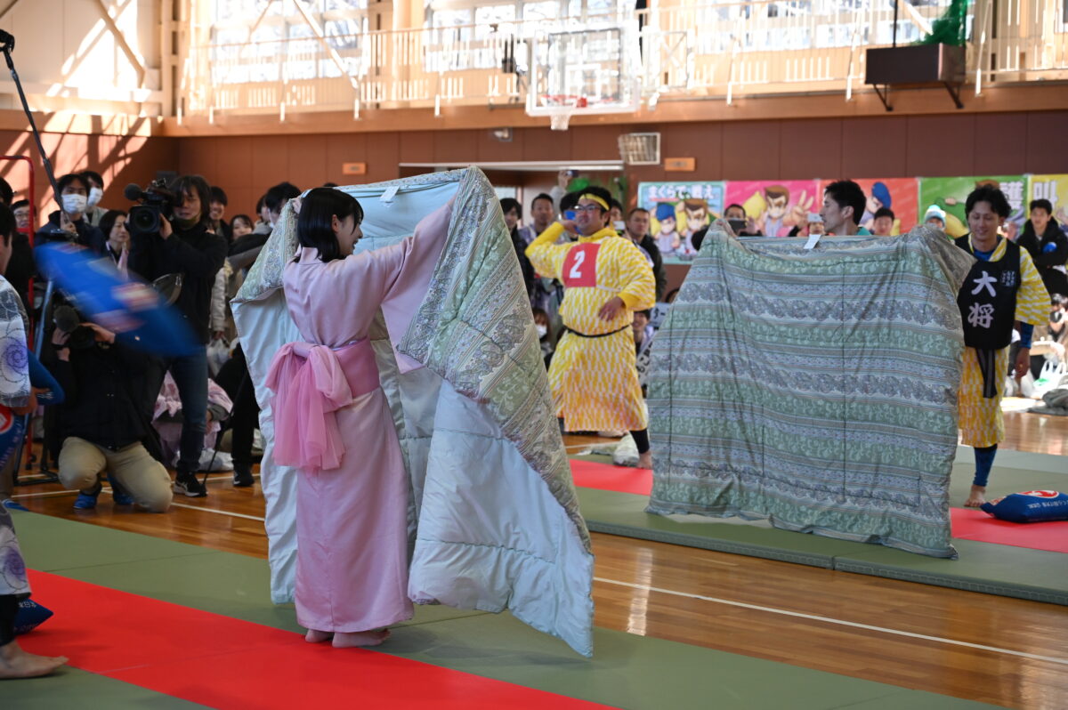 「第 12 回全日本まくら投げ大会 in 伊東温泉」の公式アンバサダーに AKB48 から、18期研究生 工藤華純・久保姫菜乃・成田香姫奈の3名が就任！ AKB48 18期研究生 成田香姫奈がピンクの浴衣姿で始球式ならぬ始枕式にチャレンジ！