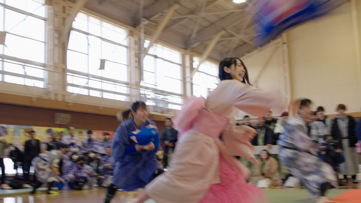 「第 12 回全日本まくら投げ大会 in 伊東温泉」の公式アンバサダーに AKB48 から、18期研究生 工藤華純・久保姫菜乃・成田香姫奈の3名が就任！ AKB48 18期研究生 成田香姫奈がピンクの浴衣姿で始球式ならぬ始枕式にチャレンジ！