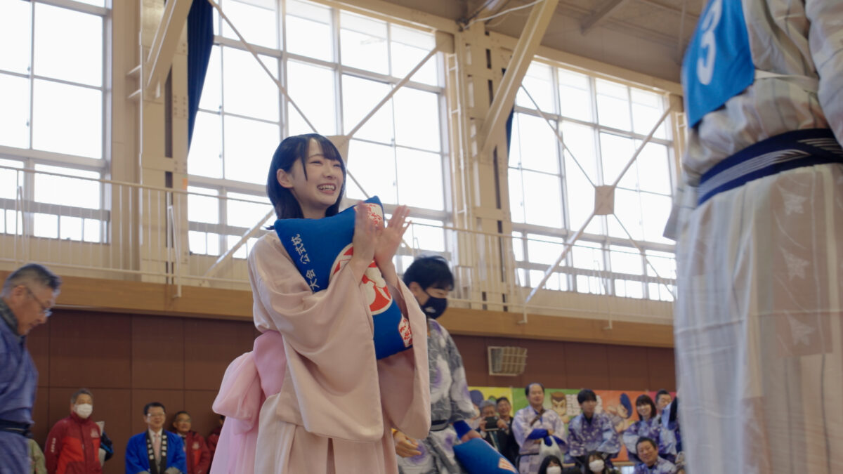 「第 12 回全日本まくら投げ大会 in 伊東温泉」の公式アンバサダーに AKB48 から、18期研究生 工藤華純・久保姫菜乃・成田香姫奈の3名が就任！ AKB48 18期研究生 成田香姫奈がピンクの浴衣姿で始球式ならぬ始枕式にチャレンジ！