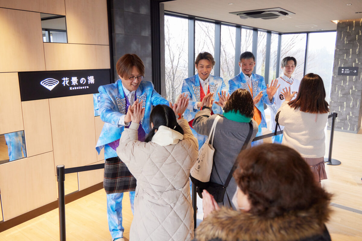 「よみうりランド眺望温泉 花景の湯」がオープン！“スーパー銭湯アイドル”の純烈が登壇、オープニングセレモニーを開催！ 温泉にまつわるトークセッションやまぐろ解体ショーを実施！