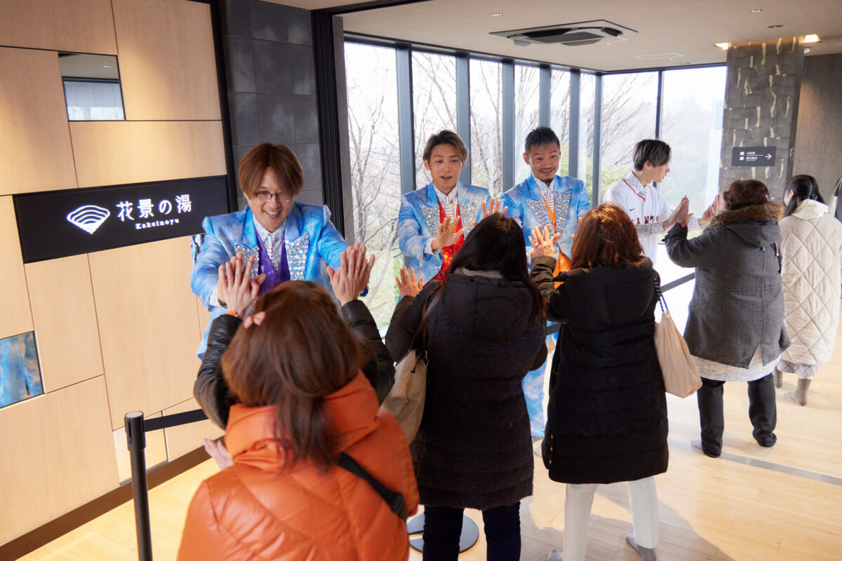 「よみうりランド眺望温泉 花景の湯」がオープン！“スーパー銭湯アイドル”の純烈が登壇、オープニングセレモニーを開催！ 温泉にまつわるトークセッションやまぐろ解体ショーを実施！