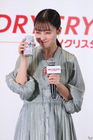 橋本環奈が初のビールCM！“日本中のビール好きの皆さんとドライクリスタルで乾杯したい！”