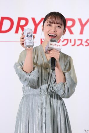橋本環奈が初のビールCM！“日本中のビール好きの皆さんとドライクリスタルで乾杯したい！”