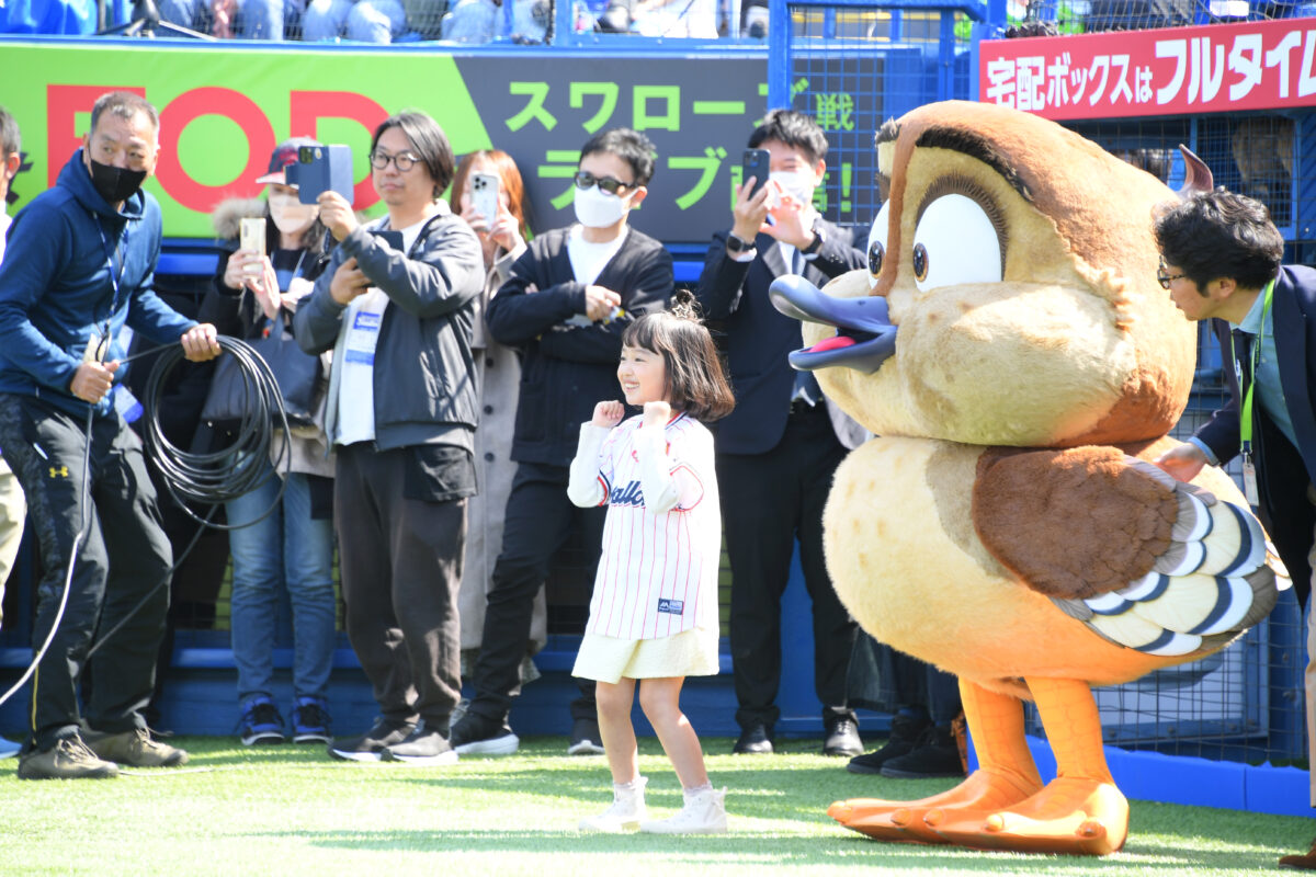 東京ヤクルトスワローズvs東北楽天ゴールデンイーグルス オープン戦 公開記念試合で、渡らない渡り鳥同士(グウェンとつば九郎)が奇跡の対面！ 池村碧彩(グウェン役)の可愛すぎるスタメン発表で、思わず選手たちもほっこり！ 田中美久(スペシャルアンバサダー)の見事なピッチングに場内喝采！