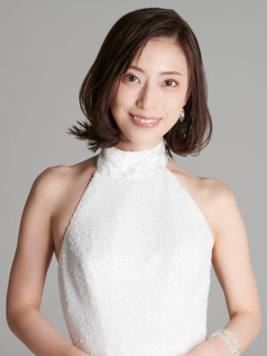 “新世代の歌謡歌姫（ディーバ）”藤井香愛 髪をミドルヘアーにカットし、大胆に背中が開いたドレス姿を披露した6th Single「純情レボリューション」ジャケット写真を公開！