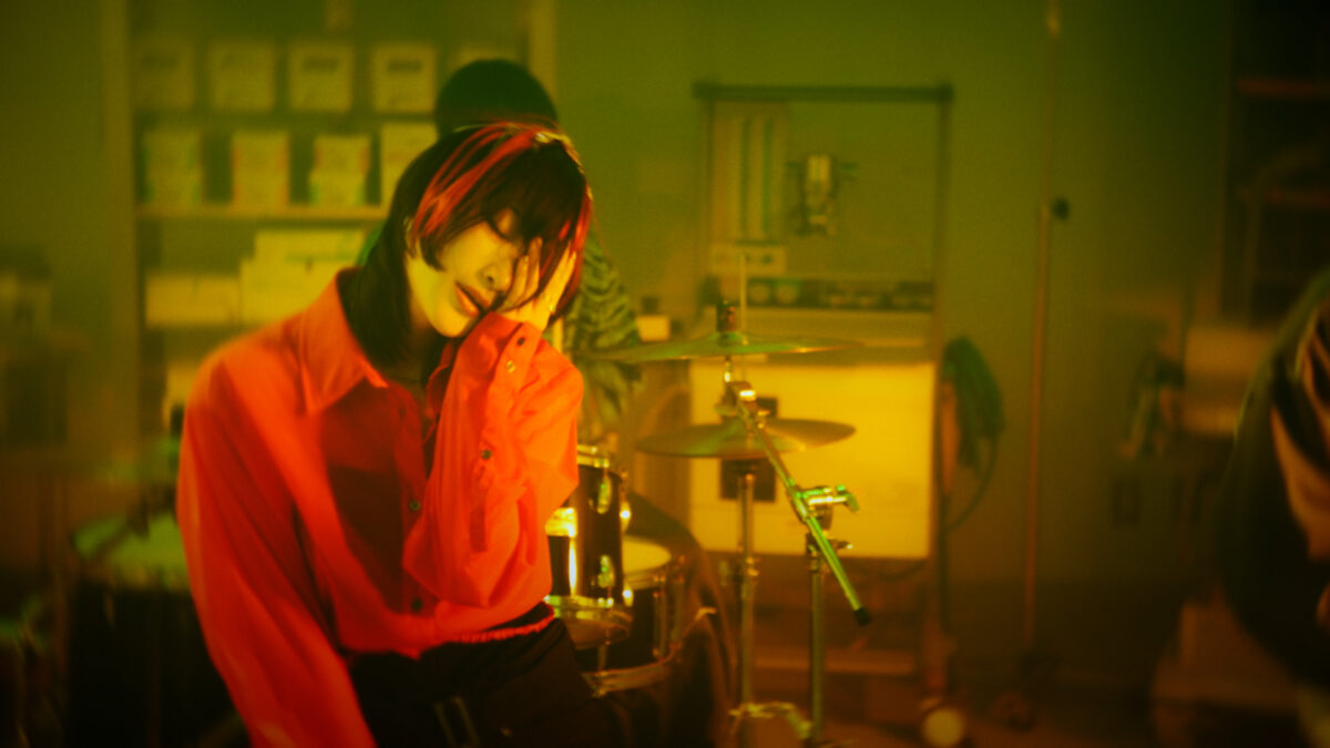 yutori これは夢なのか、現実なのか… 手術室で歌い狂い、理性がグラつく「有耶無耶」Music Video公開！