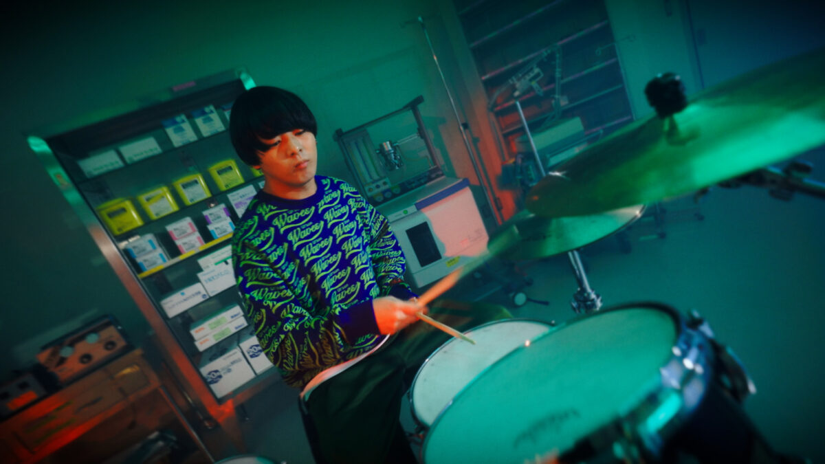 yutori これは夢なのか、現実なのか… 手術室で歌い狂い、理性がグラつく「有耶無耶」Music Video公開！