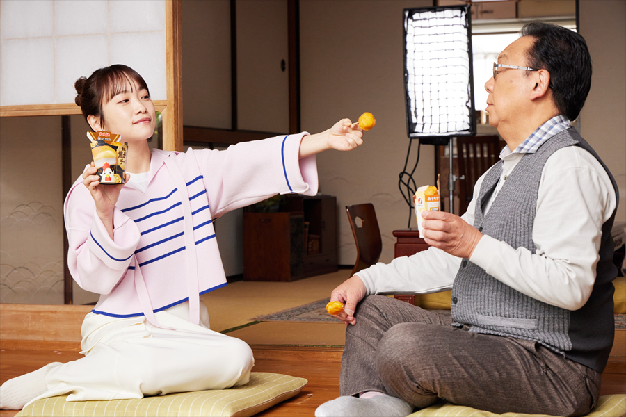 川栄李奈＆梅沢富美男、桜吹雪舞う縁側で華麗に舞う！ 川栄李奈、最近の悩みは「花粉満開！」 梅沢富美男、未知との遭遇でイライラ解消「切符を持たずに新幹線に乗車」 〜ローソン新TV CM「からあげクン チーズ満開でハピろー！」篇が放送開始！〜