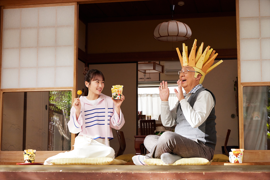 川栄李奈＆梅沢富美男、桜吹雪舞う縁側で華麗に舞う！ 川栄李奈、最近の悩みは「花粉満開！」 梅沢富美男、未知との遭遇でイライラ解消「切符を持たずに新幹線に乗車」 〜ローソン新TV CM「からあげクン チーズ満開でハピろー！」篇が放送開始！〜