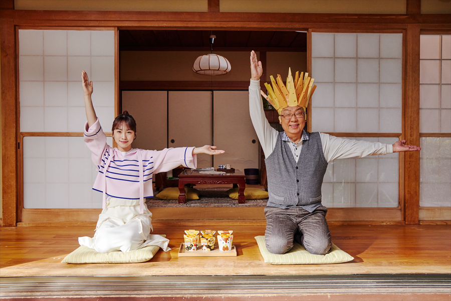 川栄李奈＆梅沢富美男、桜吹雪舞う縁側で華麗に舞う！ 川栄李奈、最近の悩みは「花粉満開！」 梅沢富美男、未知との遭遇でイライラ解消「切符を持たずに新幹線に乗車」 〜ローソン新TV CM「からあげクン チーズ満開でハピろー！」篇が放送開始！〜