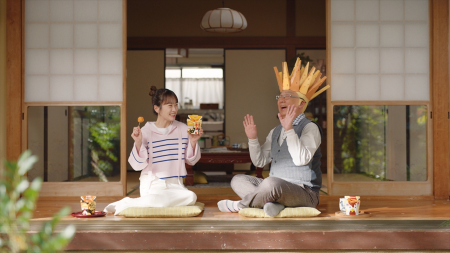 川栄李奈＆梅沢富美男、桜吹雪舞う縁側で華麗に舞う！ 川栄李奈、最近の悩みは「花粉満開！」 梅沢富美男、未知との遭遇でイライラ解消「切符を持たずに新幹線に乗車」 〜ローソン新TV CM「からあげクン チーズ満開でハピろー！」篇が放送開始！〜