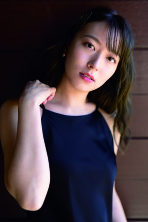 阿部華也子 写真集の魅力を五七五で『華の中　ぼやけた顔が　いい感じ』 自分の顔がはっきり写っているのをまじまじと見るのが恥ずかしい