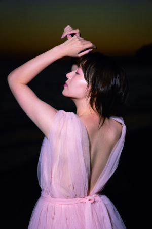 阿部華也子 写真集の魅力を五七五で『華の中　ぼやけた顔が　いい感じ』 自分の顔がはっきり写っているのをまじまじと見るのが恥ずかしい