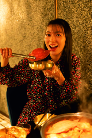 阿部華也子 写真集の魅力を五七五で『華の中　ぼやけた顔が　いい感じ』 自分の顔がはっきり写っているのをまじまじと見るのが恥ずかしい