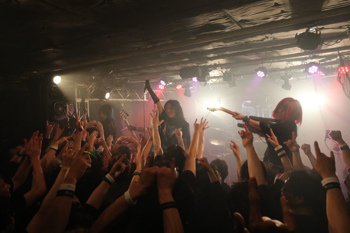 チケットはSold Out。今、大勢の人たちが、Siriusというガールズメタルシーンに現れた新星に強い期待を注いでいる。