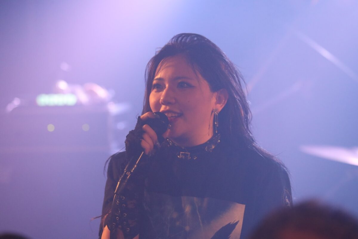 チケットはSold Out。今、大勢の人たちが、Siriusというガールズメタルシーンに現れた新星に強い期待を注いでいる。
