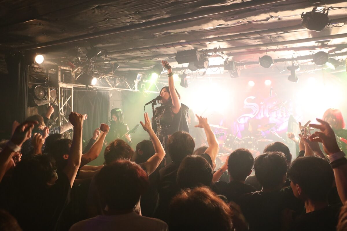 チケットはSold Out。今、大勢の人たちが、Siriusというガールズメタルシーンに現れた新星に強い期待を注いでいる。