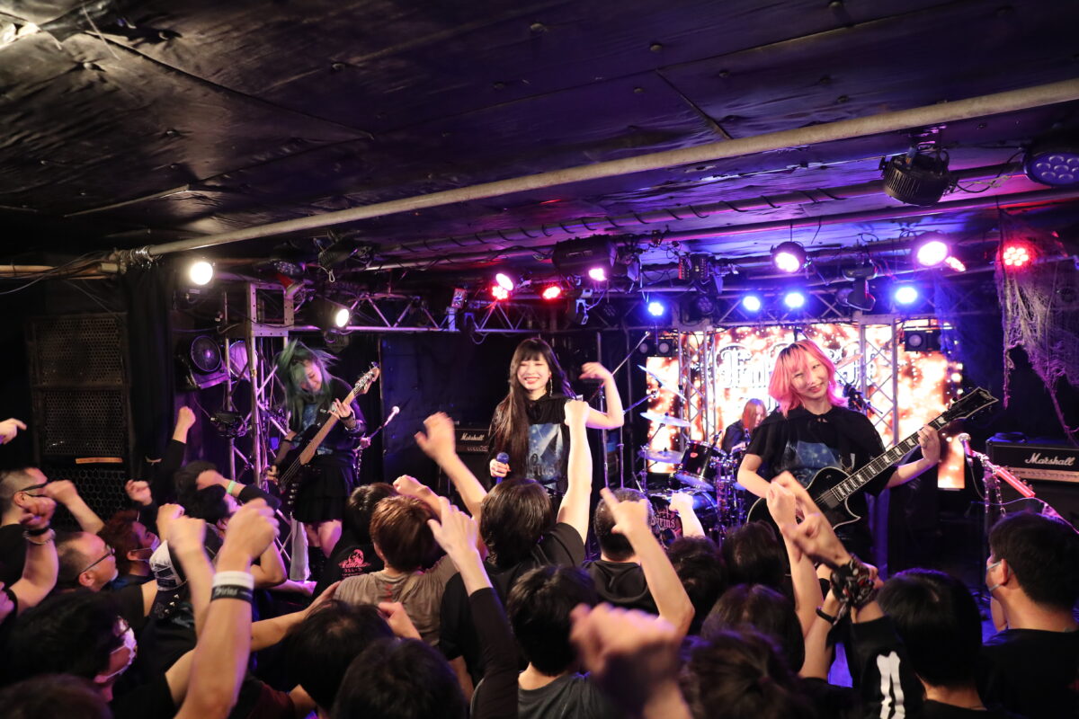 チケットはSold Out。今、大勢の人たちが、Siriusというガールズメタルシーンに現れた新星に強い期待を注いでいる。
