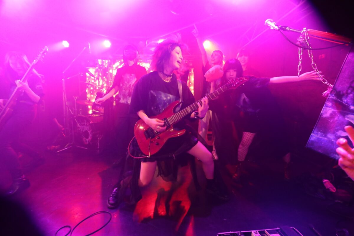 チケットはSold Out。今、大勢の人たちが、Siriusというガールズメタルシーンに現れた新星に強い期待を注いでいる。